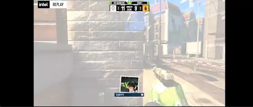 “Competencia de eSports en directo con marcador y acción en primera persona” “Transmisión en vivo de un torneo de eSports con repetición de jugada”